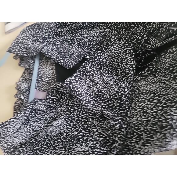 Laura Scott Woman's Size X Large Flared Sleeve Blouse Black White Flouncy - Picture 8 of 8